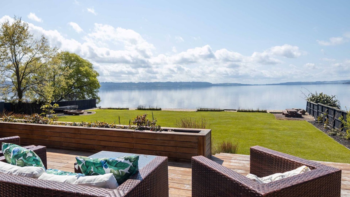 Ngongotaha House | Exhale Rotorua: Jandals & Joy Lakefront Retreat