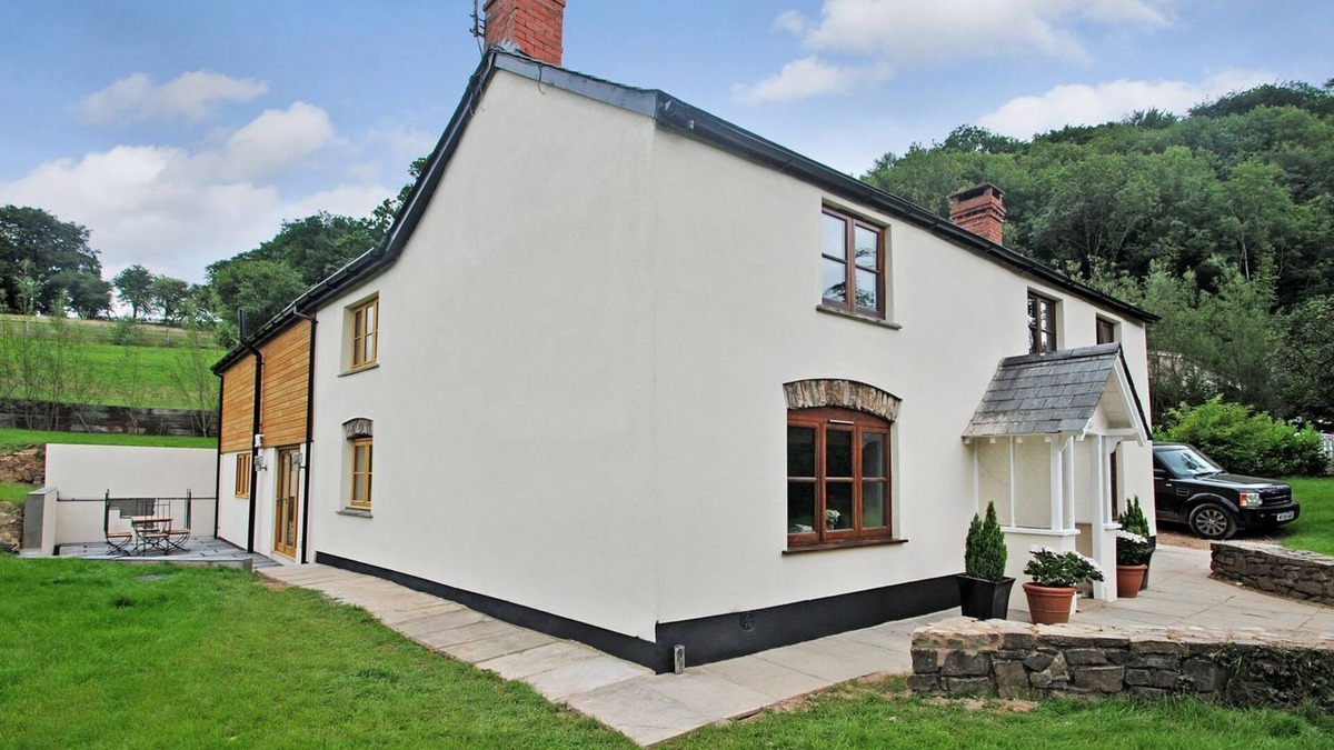 Brushford Cottage | EXMOOR FARMHOUSE, pet friendly, with hot tub in Bampton, Devon
