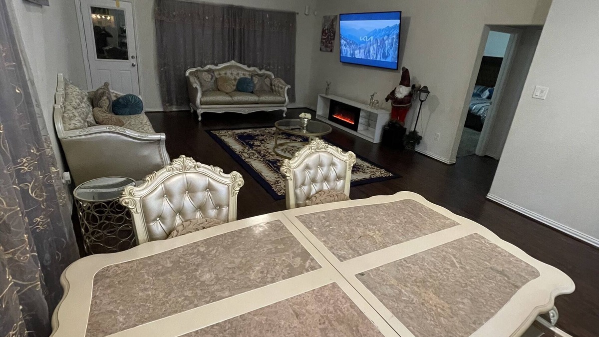 Katy House | Exotic home with access to pool , shopping and more