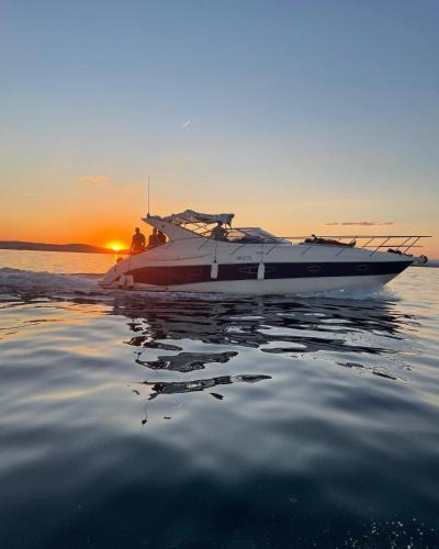 Carnon-Plage Boat Rental | Expérience luxueuse sur un yacht