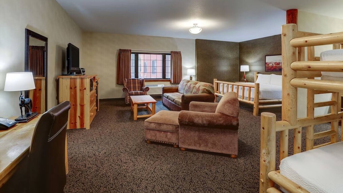 Sioux City Hotel | Expanded King Bunk Suite, Stoney Creek Sioux, Room For the Crew! Pool