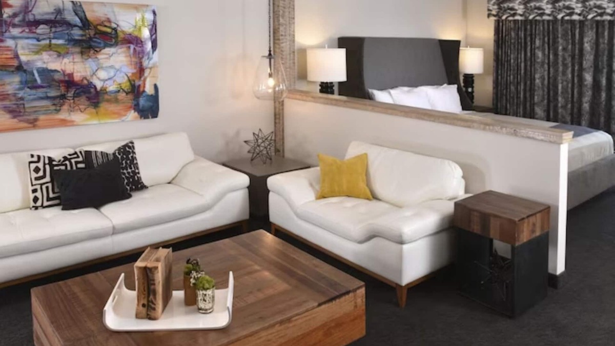 Broken Arrow Hotel | Expanded King Cosmo Suite, Stoney Creek, Balcony, Private Whirlpool!