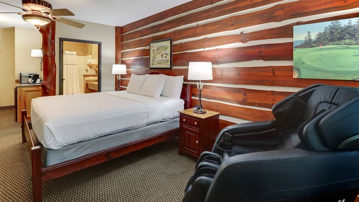 Johnston Hotel | Expanded King Executive Cottage in Stoney Creek Johnston! Free Parking, Pool