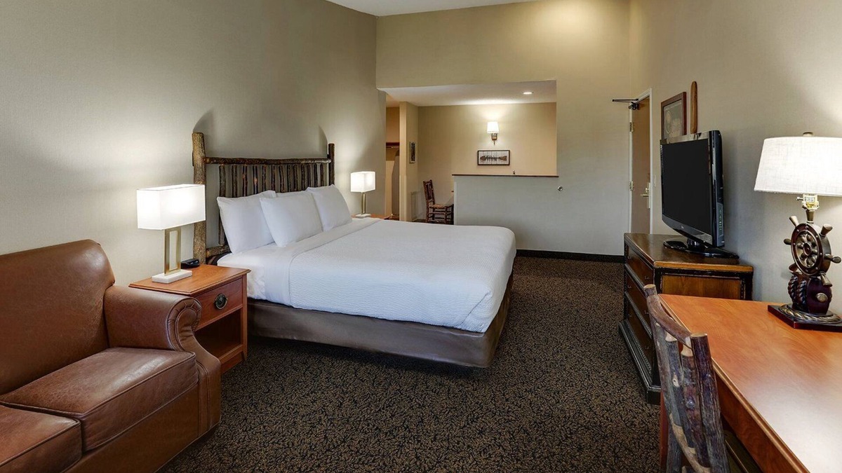 Sunnyland Hotel | Expanded King in Stoney Creek Peoria! Living Area w/Sofa Sleeper | 2 Units