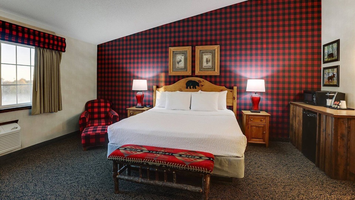 Johnston Hotel | Expanded King w/in-room Whirlpool! Stoney Creek Des Moines, Near I-35