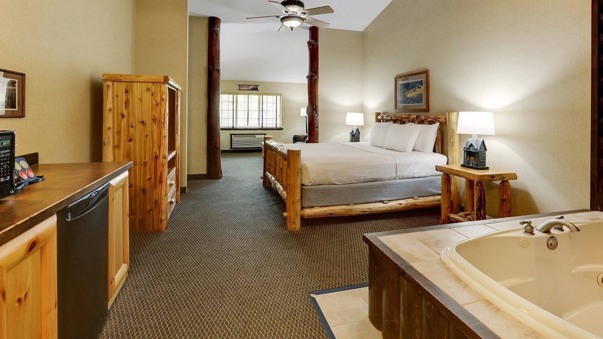 Johnston Hotel | Expanded King w/Whirlpool Cottage, Stoney Creek Des Moines, Near I-35