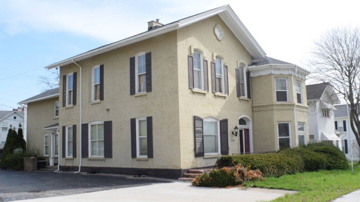 Jackson Apartment | Expansive 1-Bedroom Apartment with Large Rooms and Dedicated Workspaces