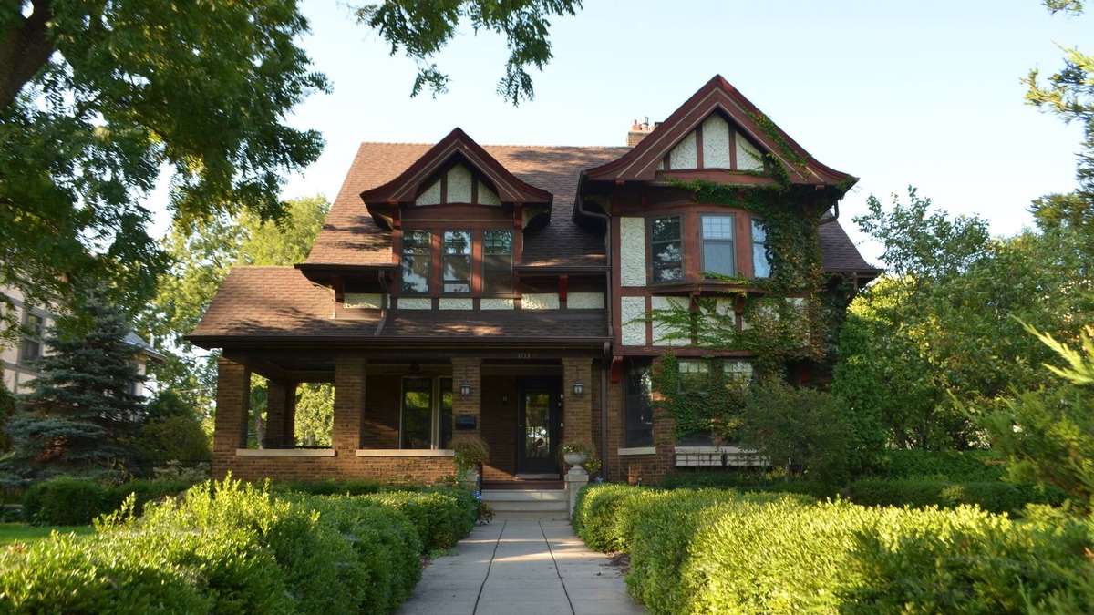 Merriam Park House | Expansive 6 bedroom 3.5 bath mansion on historic Summit Avenue