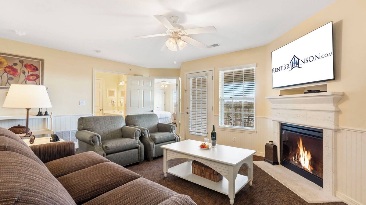 Kimberling City Condo | Expansive Condo w Table Rock Lake Access-Free Attraction Tickets-Mini Golf-Cmty Pool-Pickleball