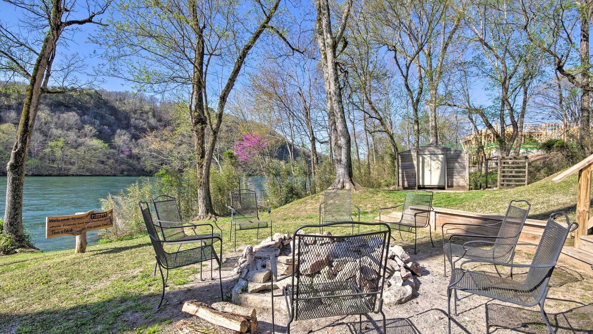 Cotter Cabin | Expansive Cotter Cabin on White River w/Deck!