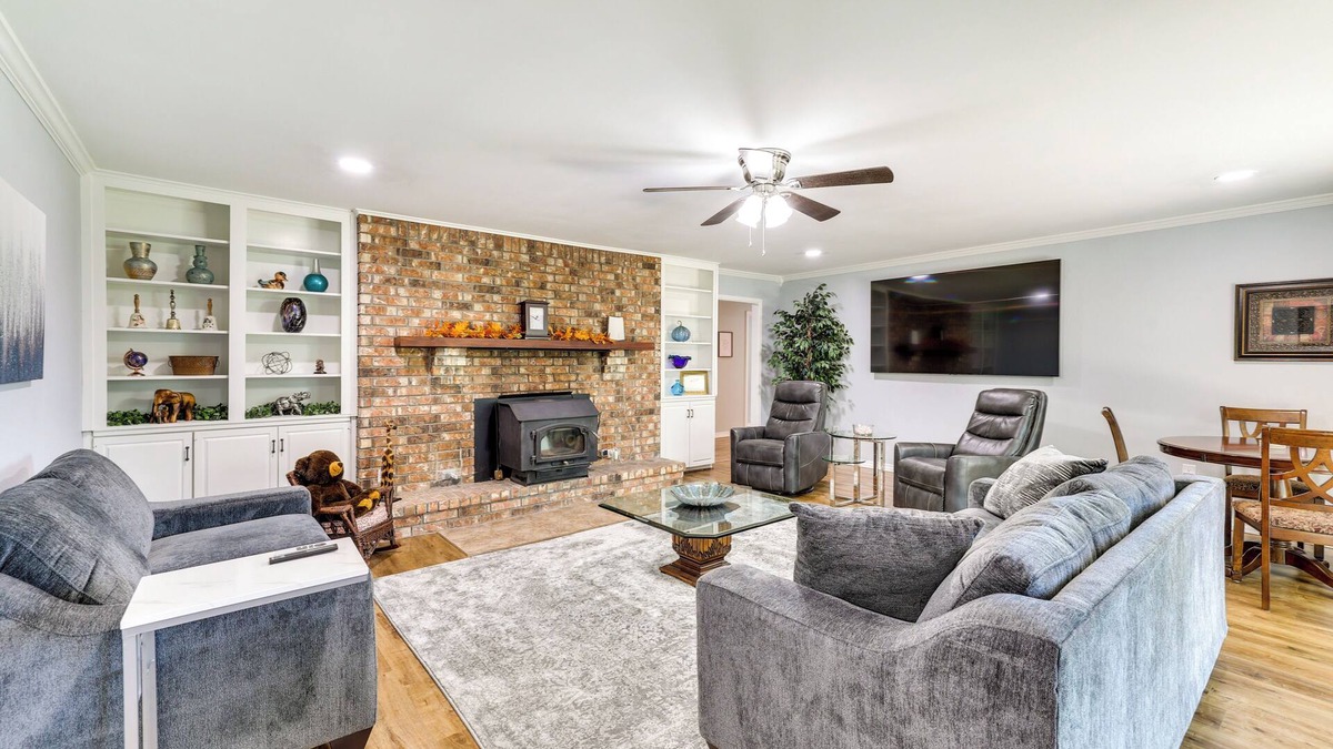 Fayetteville House | Expansive Fayetteville Retreat: 11 Mi to U of A!