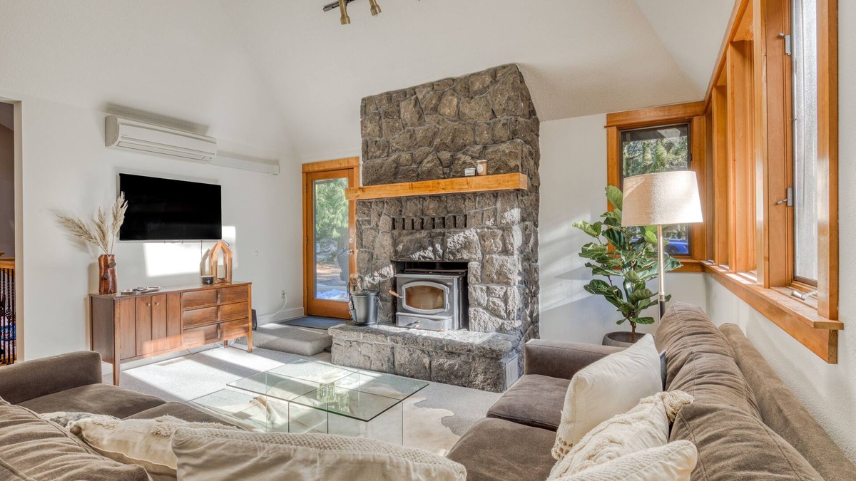 Welches House | Expansive golf-view getaway with private hot tub, pool, fast WiFi & game room