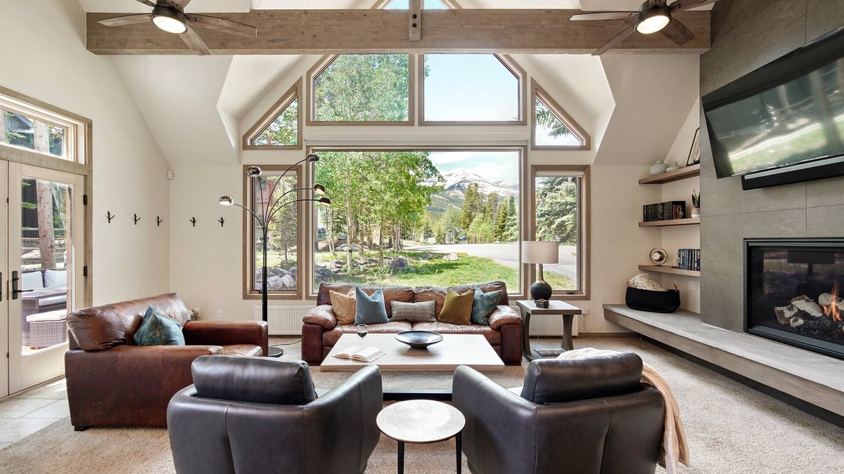 Warrior's Mark West House | ⭐️ Expansive Home w/Hot Tub, Stunning Views, Family&Pet Friendly FreeWntrShuttle