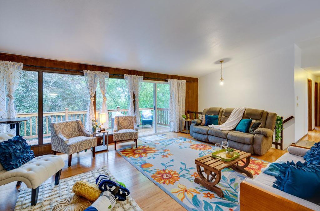 Lake Forest Park House | Expansive Lake Forest Park Home with Private Deck!