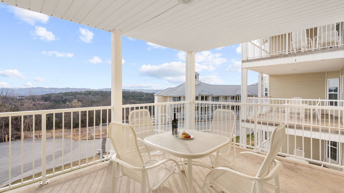 Kimberling City Ski Chalet | Expansive Lake Access Condo in Kimberling City-Free Attraction Tickets-Ozarks Views