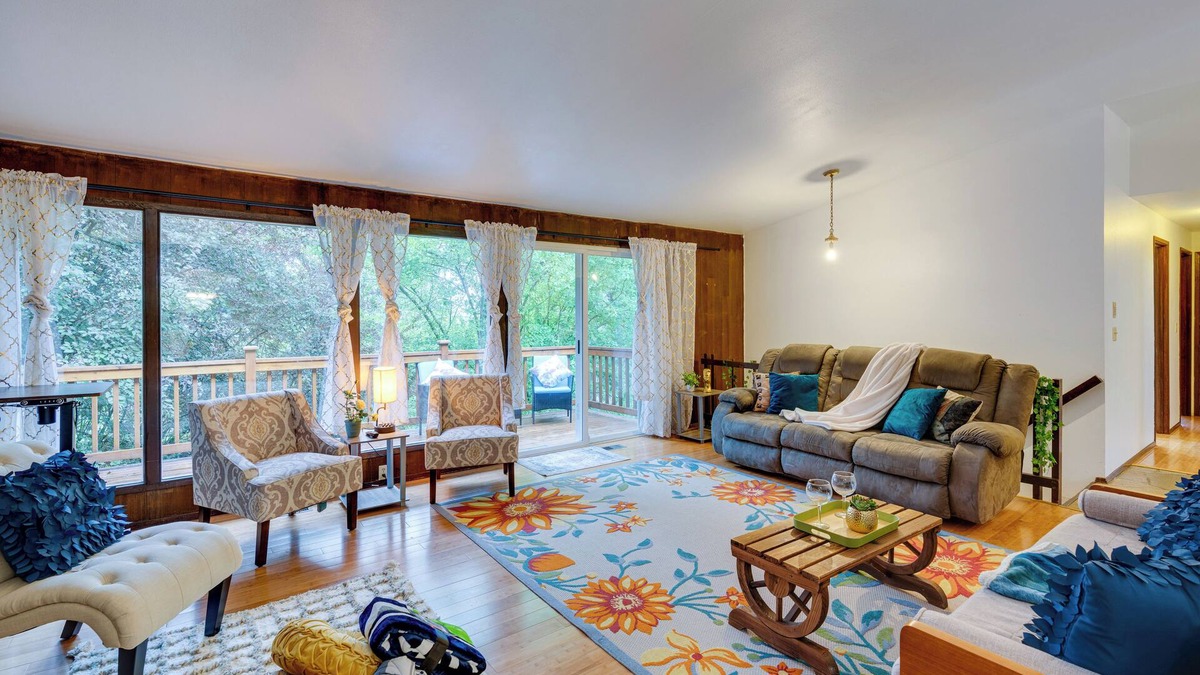 Lake Forest Park House | Expansive Lake Forest Park Home w/Private Deck!