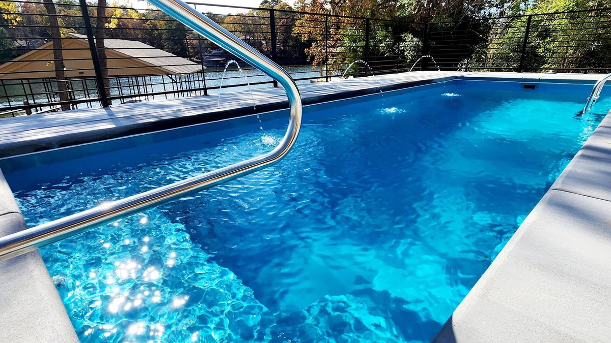 Mid America House | Expansive Lakefront Home on Lake Hamilton 3 mi to Oaklawn-HOTTUB Pool, Firepit!