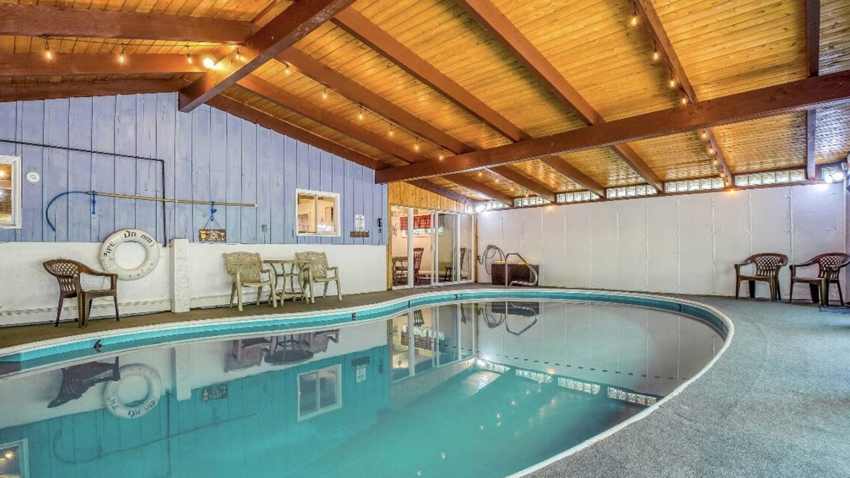 North Conway House | Expansive lodge| 9 Br | Indoor Pool | Sauna | Game Room | 3 Bath
