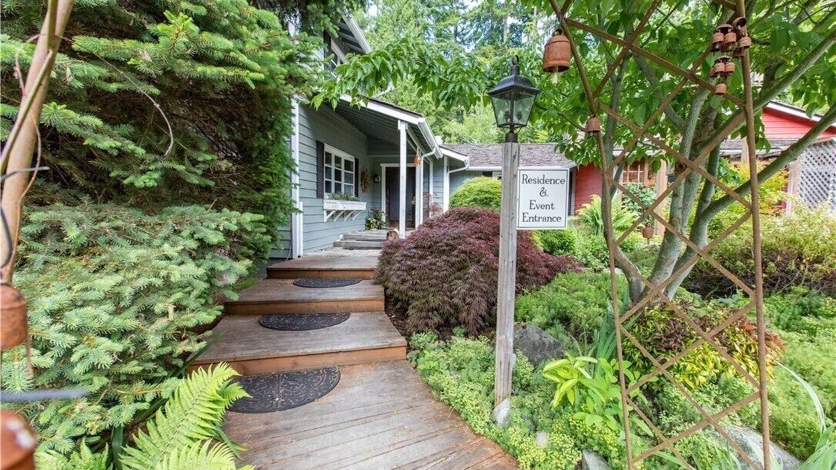 Langley Cabin | Expansive manor house for family gatherings, retreats, walkable to the village!