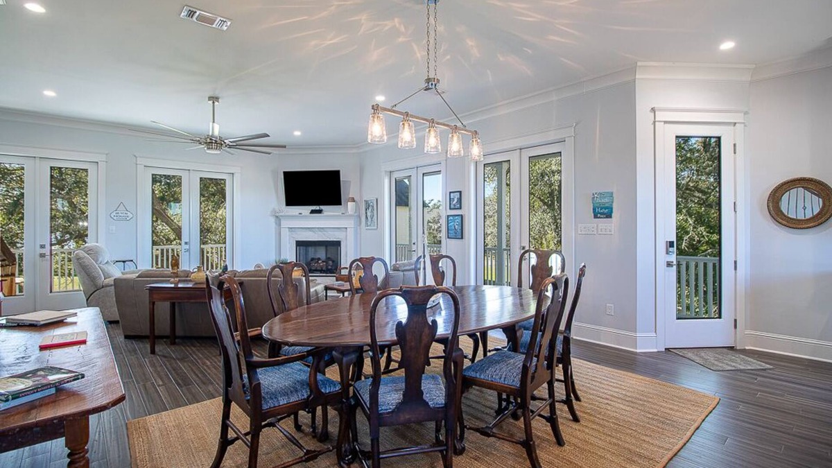 Pass Christian House | EXPANSIVE PORCH-Gulf Breezes-Beach Views & Gorgeous Oak tree