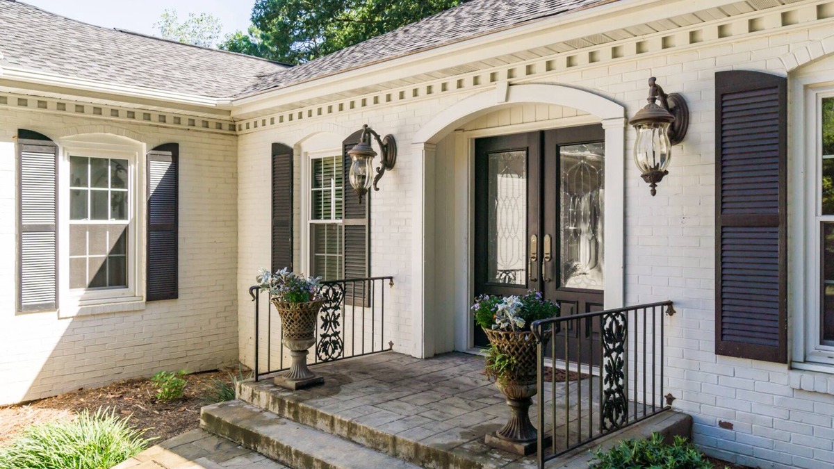 Cumberland House | Expansive ranch on private wooded lot! E Cobb