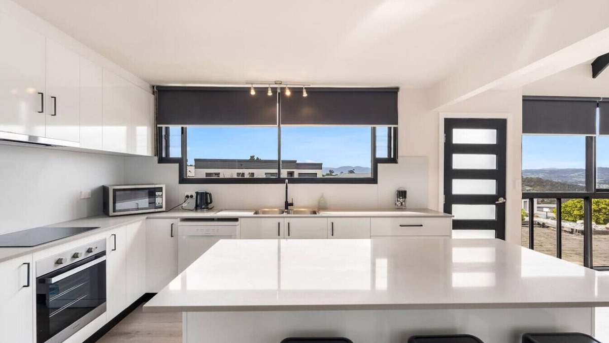 Claremont House | Expansive River-View Oasis