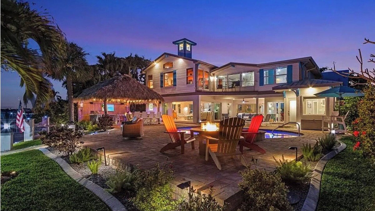 Caloosahatchee House | Expansive Riverfront Home. Heated pool spa. LargeTiki Bar & Outdoor Kitchen.