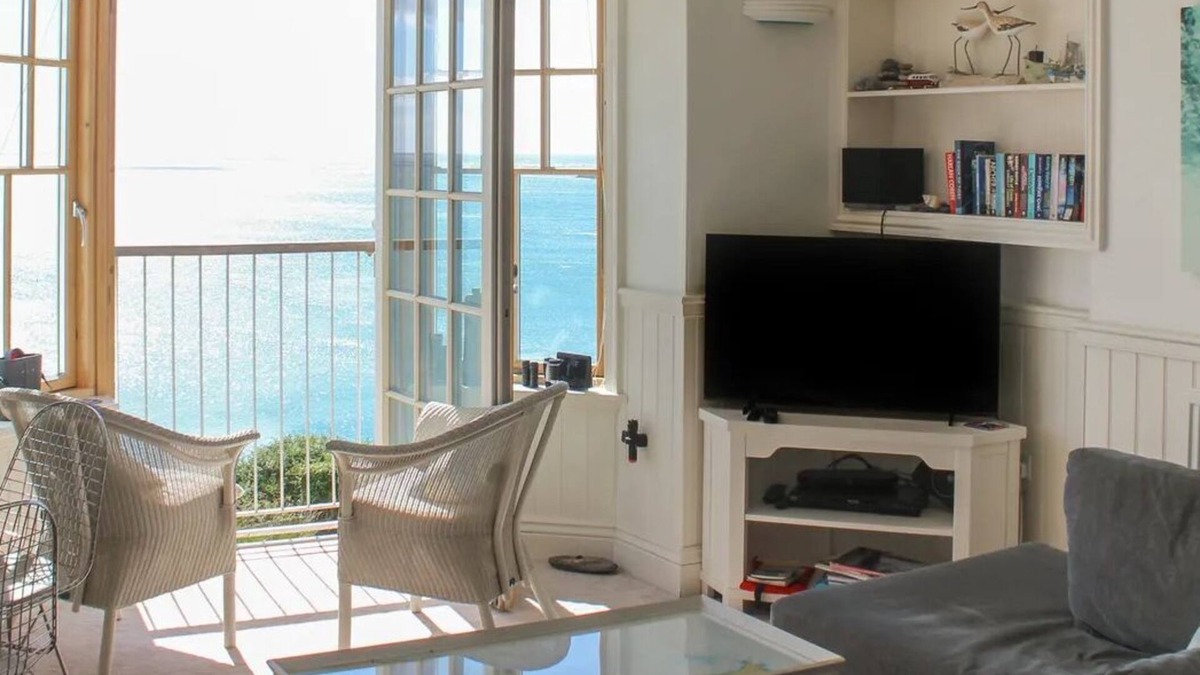 Chillington Apartment | Expansive sea & lighthouse views. Luxury apartment on Devon clifftop NOW 15% OFF