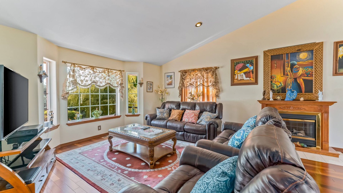 East Wenatchee House | Expansive Spanish-style home with two decks, grill, private W/D, & fast WiFi