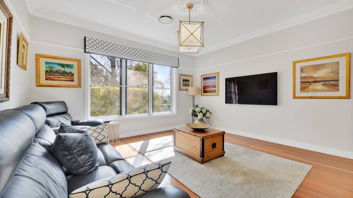 Cotswold Hills House | Expansive Toowoomba Retreat with Garden BBQ