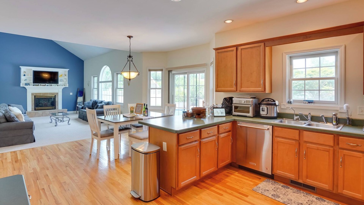 East Greenbush Cottage | Expansive Upstate Home w/Home Theater!