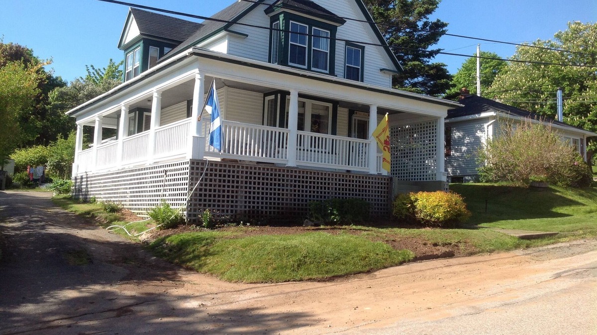 Digby House | EXPECT THE VERY BEST The Fisher House, Unique Three Bedroom Home, 4 night min.