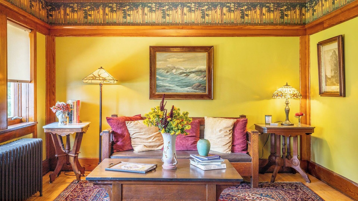 Rock Island Apartment | Experience a 3 bedroom historic apartment Rock Island, IL