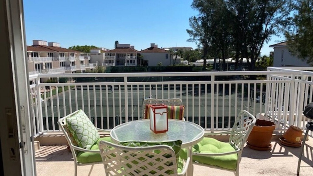 Longboat Key Apartment | Experience a resort feel vacation on the beach in Longboat Key