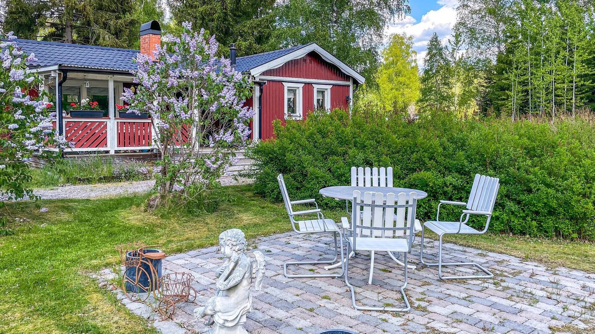 Sala House | Experience an idyllic location near the lake Ljömsebosjön