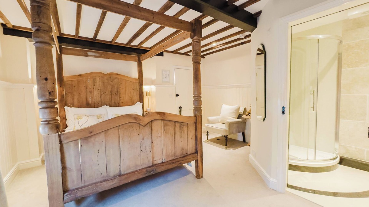 Birchington Hotel | Experience boutique comfort above The Powell pub in Birchington. Stylish en-suite rooms, luxury touches, and a vibrant pub below—perfect for business, couples, or families. Book your coastal escape today!