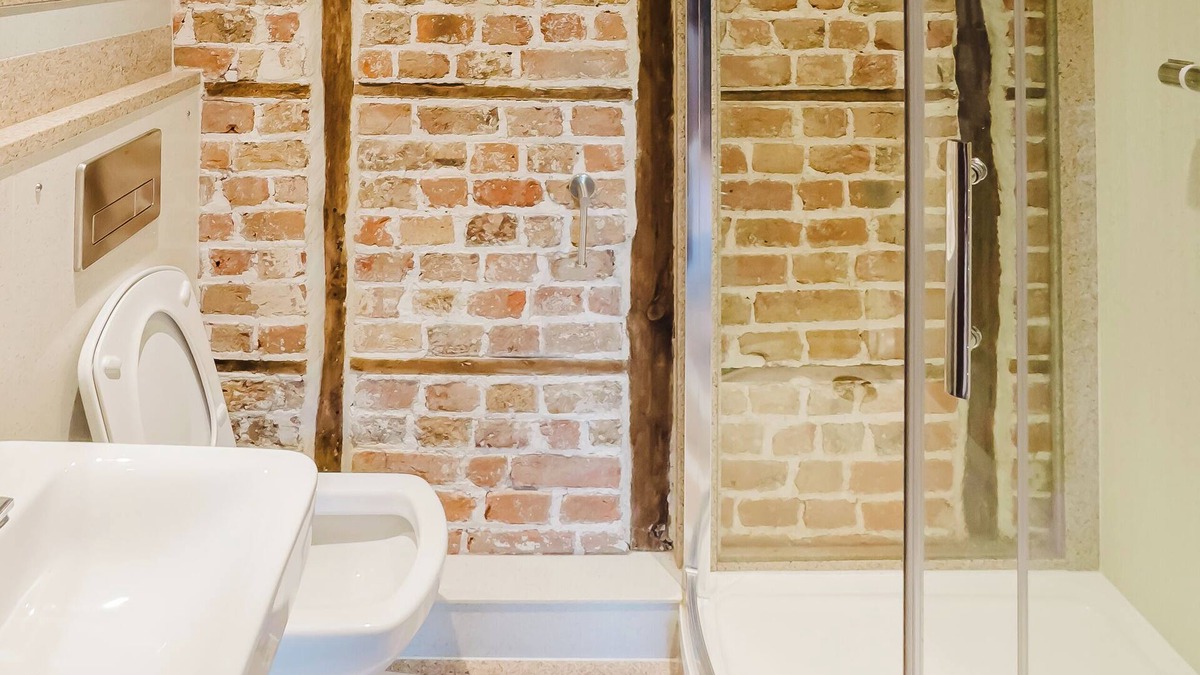 Birchington Hotel | Experience boutique comfort above The Powell pub in Birchington. Stylish en-suite rooms, luxury touches, and a vibrant pub below—perfect for business, couples, or families. Book your coastal escape today!