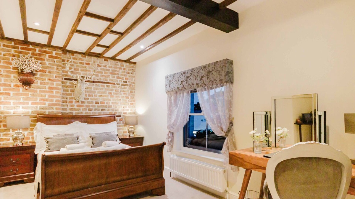 Birchington Hotel | Experience boutique comfort above The Powell pub in Birchington. Stylish en-suite rooms, luxury touches, and a vibrant pub below—perfect for business, couples, or families. Book your coastal escape today!