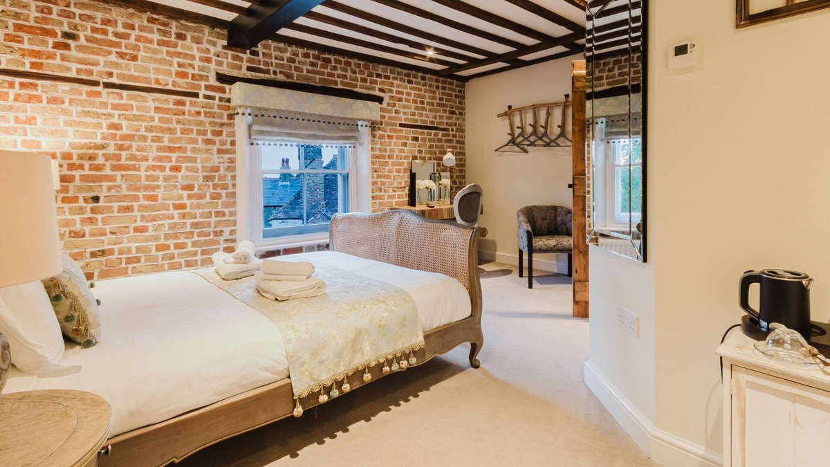 Birchington Hotel | Experience boutique comfort above The Powell pub in Birchington. Stylish en-suite rooms, luxury touches, and a vibrant pub below—perfect for business, couples, or families. Book your coastal escape today!