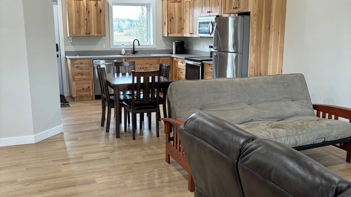 Wasagaming Cabin | Experience Clear Lake from this prime location