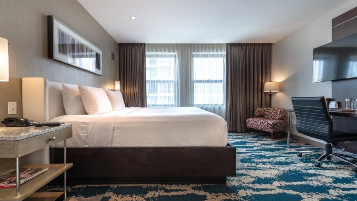 Downtown Chicago Hotel | Experience Comfort in Eco-friendly Room w/Earth Tone Furniture
