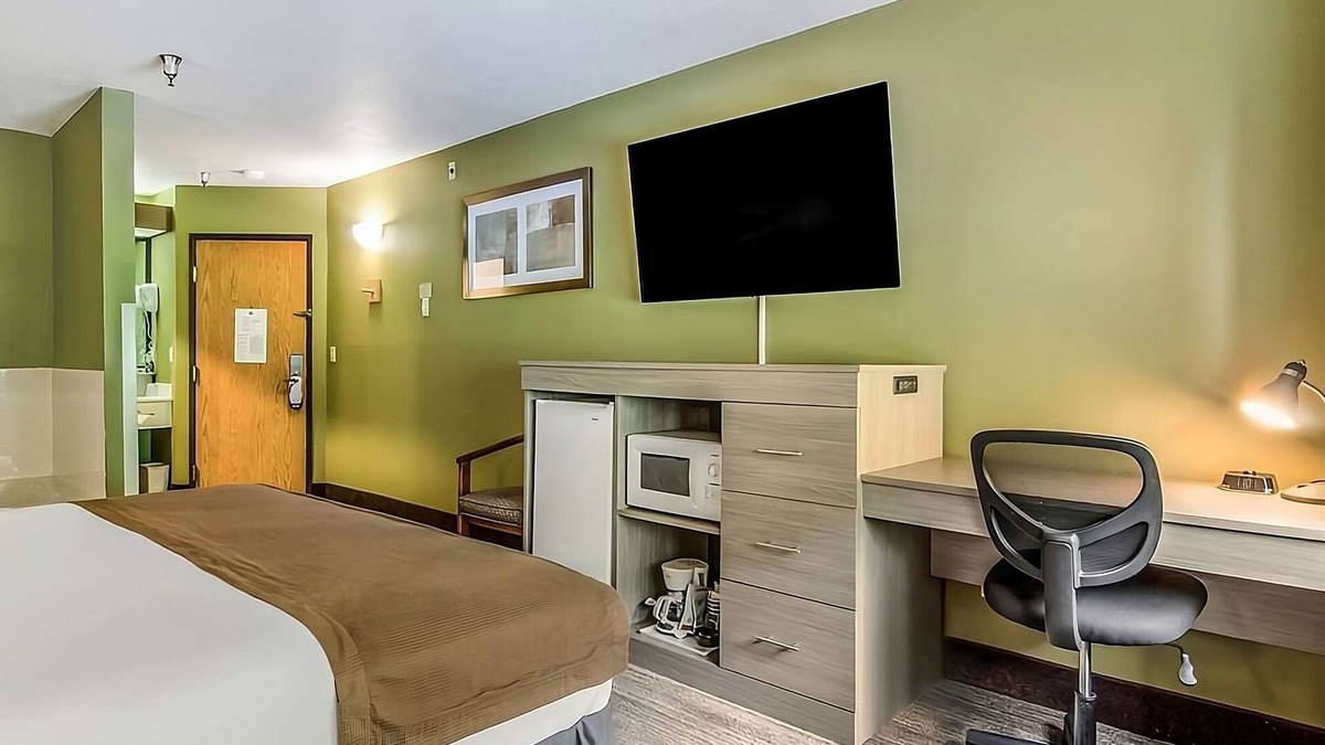 Poulsbo Resort | Experience Comfort in Poulsbo! Pet-friendly, Free Parking