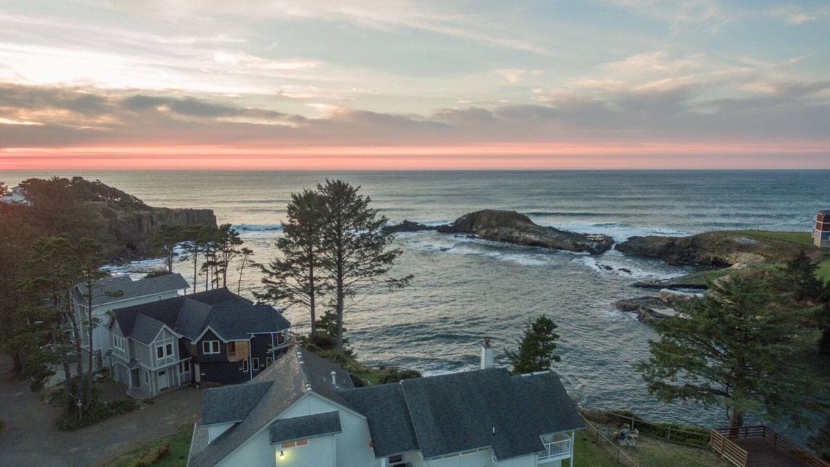 Depoe Bay House | Experience Depoe Bay, Large Oceanfront Home, Deck and Pet Friendly