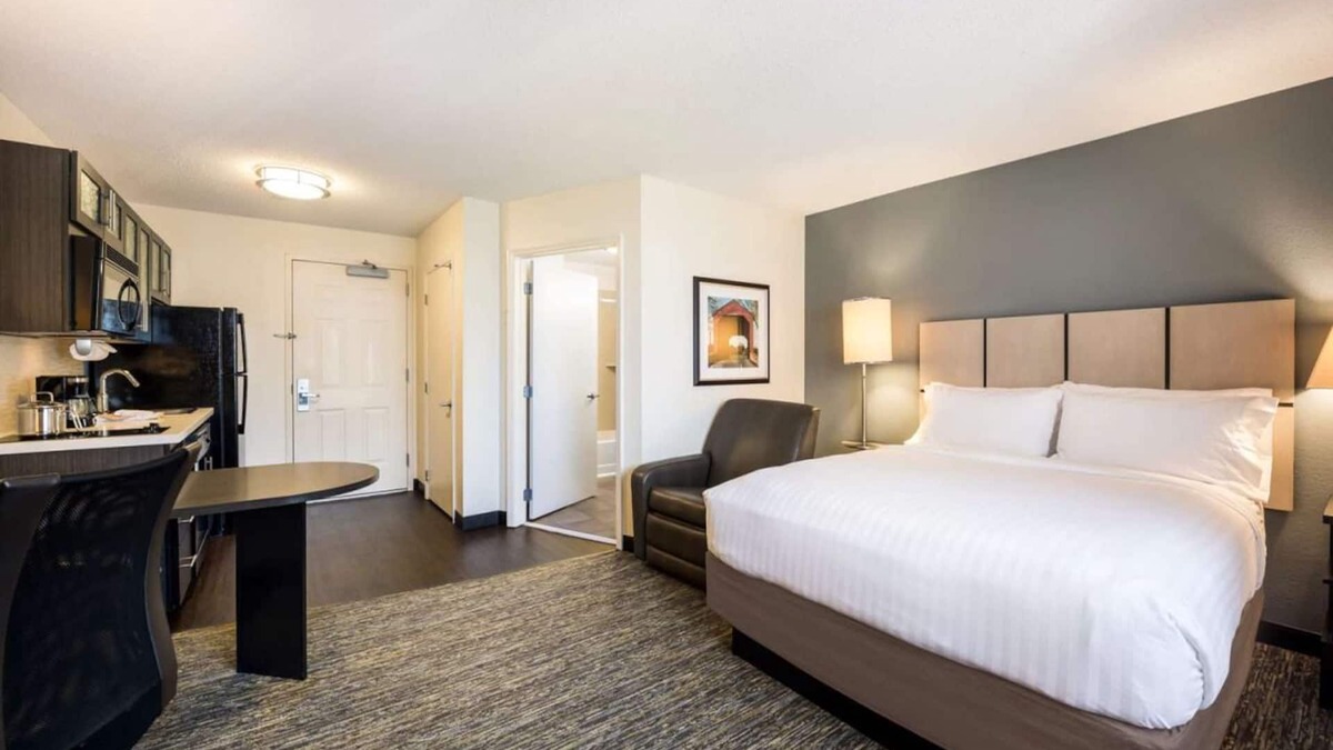 North Mountain Resort | Experience Downtown Glendale in Comfort & Style! Pets Allowed Here!