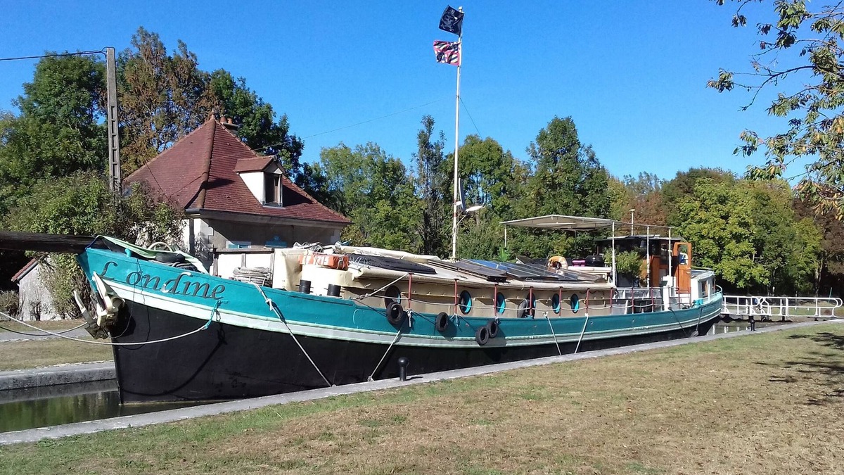 Plombiees-Les-Dijon Boat Rental | Experience A Bord D'une Peniche Centenaire
