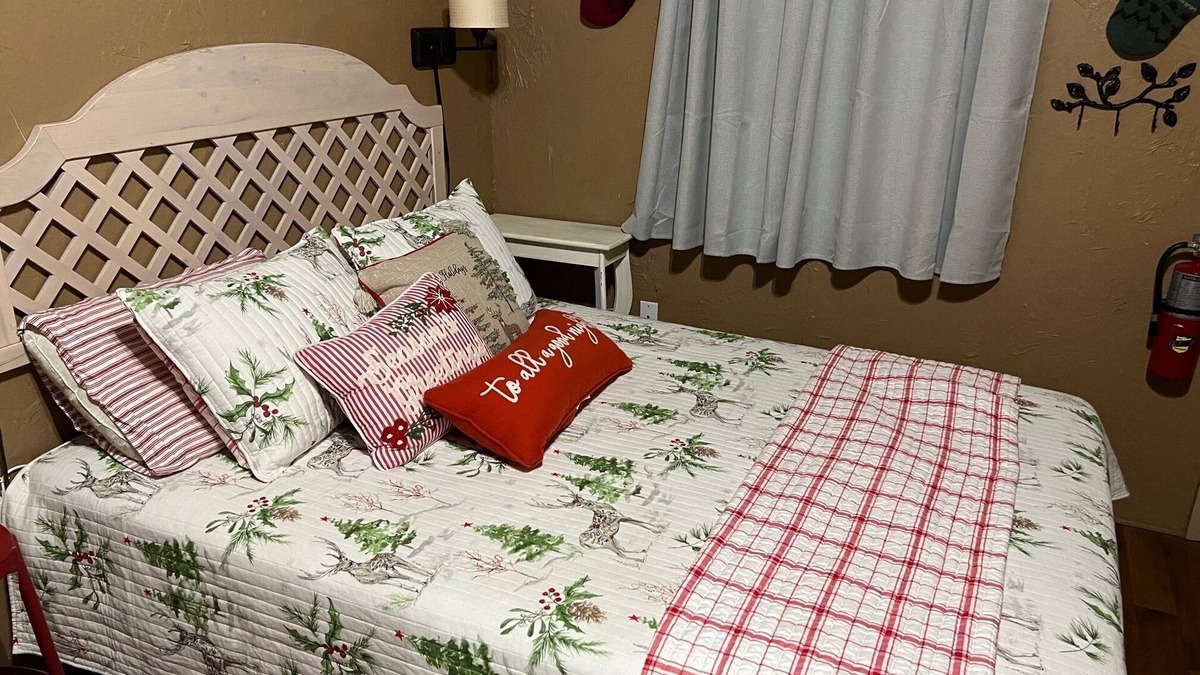 Canton Cottage | Experience "It's a Wonderful Life" Christmas suite in Canton, TX