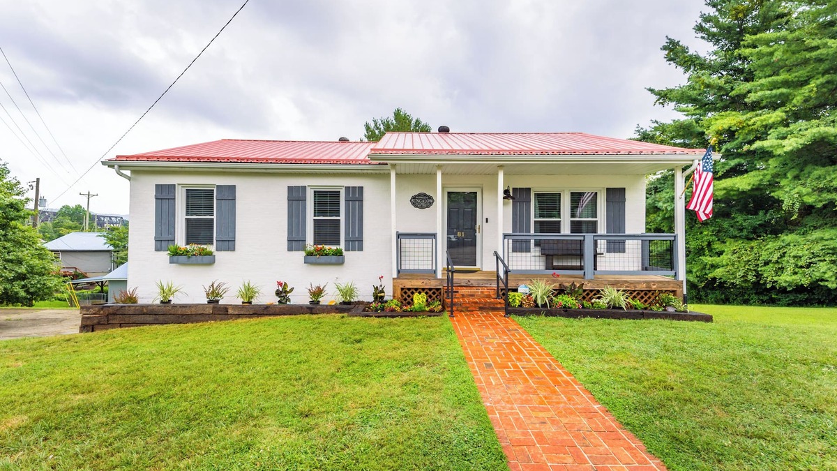 Sloans Valley House | Experience Lake Cumberland at Burnside Bungalow: Private Dock, Pool Access!