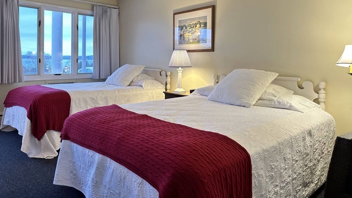 Petoskey House | Experience Lake Views and Tranquility at The Bay Inn