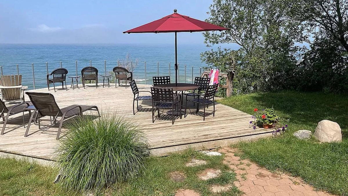 Mears House | Experience lakeside relaxation at Sunset Escape Cottage