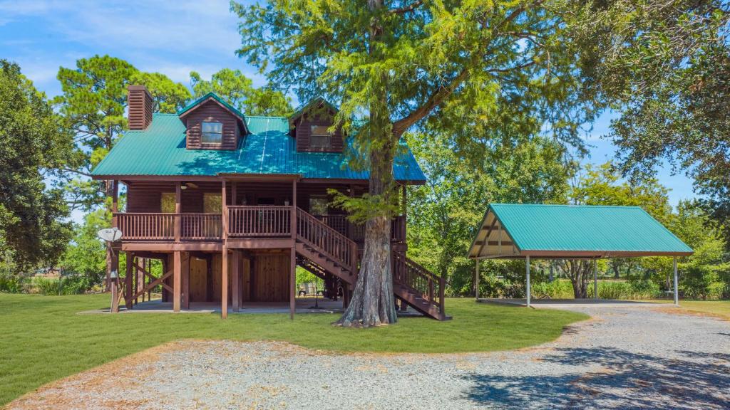 New Iberia House | Experience Louisiana, Cabin on Bayou Petite Anse